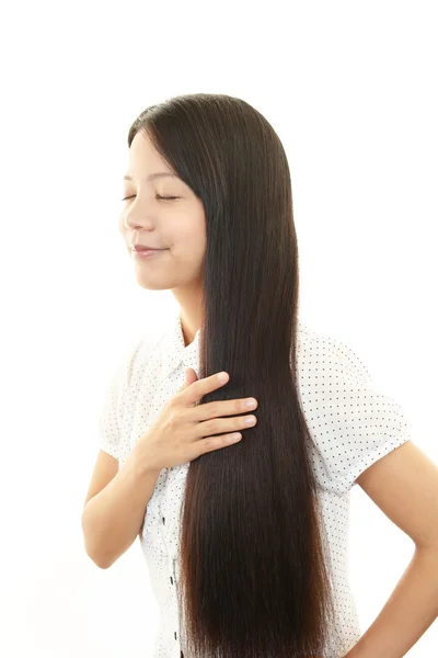 Mujer joven con cabello hermoso — Foto de Stock