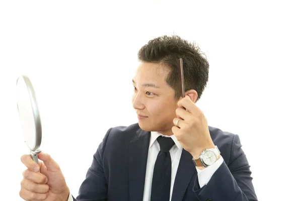 Mann kämmt sich die Haare — Stockfoto