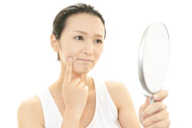 genç kadın kendisini el aynaya bakmak