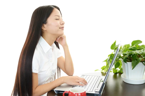 Mulher bonita usando laptop — Fotografia de Stock