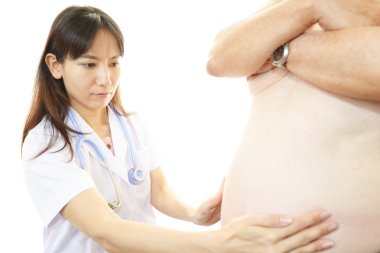 ciddi doktor hasta obezite incelenmesi