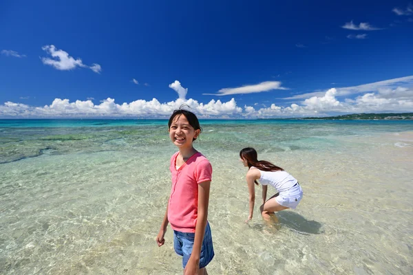 Familie spelen op het strand in okinawa — Stockfoto