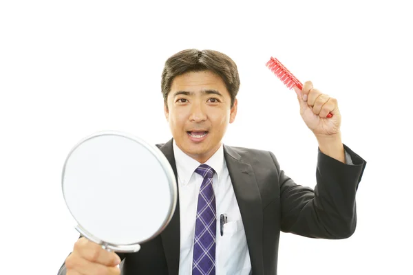 Uomo che si prende cura dei suoi capelli — Foto Stock