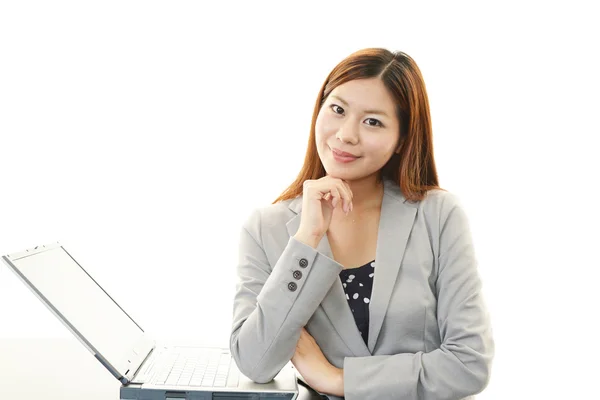 Mulher de negócios sorridente com laptop — Fotografia de Stock