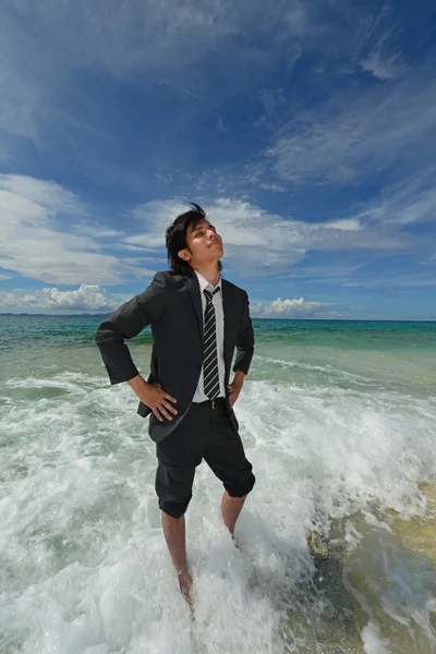 Portret van een jongeman op het strand — Stockfoto