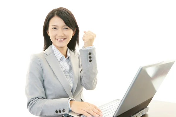 Mujer de negocios sonriente usando portátil — Foto de Stock