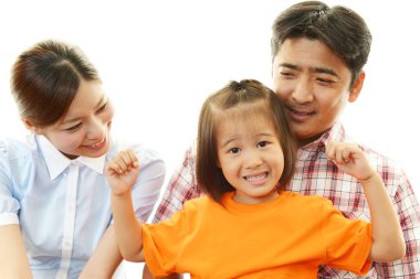 mutlu bir aile birlikte gülümseyen