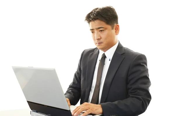 Zakenman werken op een laptopcomputer — Stockfoto