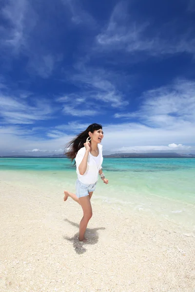 女性は、太陽を楽しむ. — ストック写真