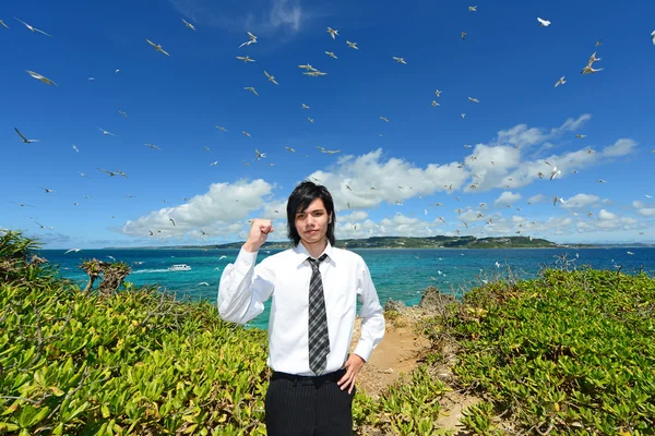 El hombre que se relaja en la playa. — Foto de Stock