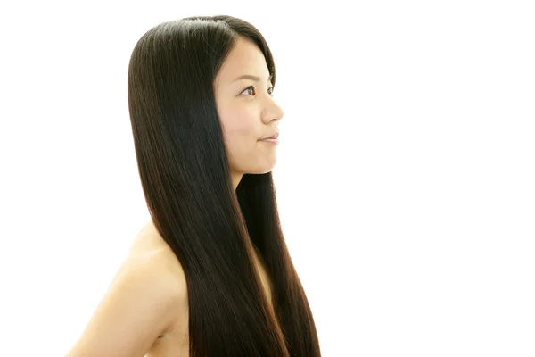 Jovem mulher com cabelo bonito — Fotografia de Stock