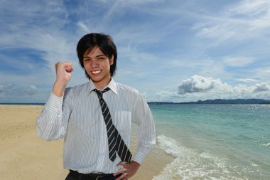 genç adam sahilde zevk güneş ışığı