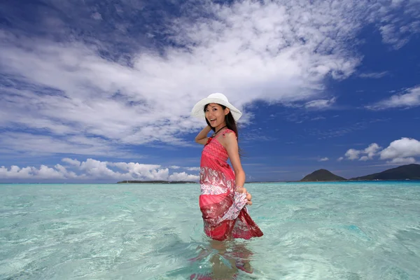 Jeune femme sur la plage profiter de la lumière du soleil — Photo