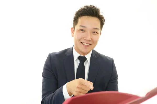 Улыбающийся азиатский бизнесмен — стоковое фото