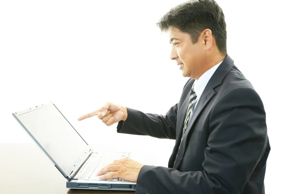 Empresario trabajando en una computadora portátil —  Fotos de Stock