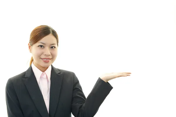 Mujer de negocios mostrando algo en la palma de su mano — Foto de Stock