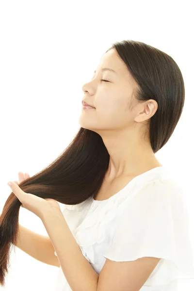 Mujer joven con cabello hermoso — Foto de Stock