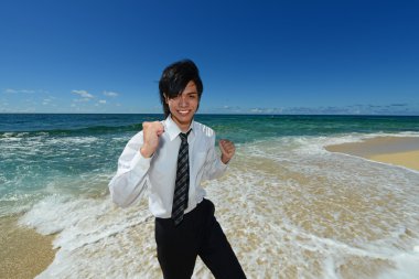 genç adam sahilde zevk güneş ışığı