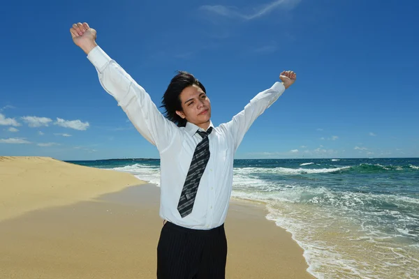Jonge man op het strand genieten van zonlicht — Stockfoto