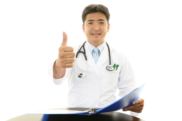 Läkare visar tummen upp tecken — Stockfoto