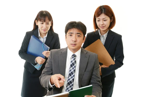 Geschäftsleute und Geschäftsfrauen diskutieren Pläne — Stockfoto