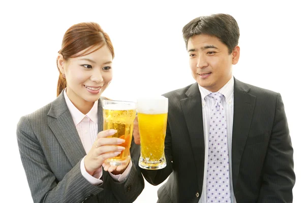 Homme et femme buvant de la bière — Photo