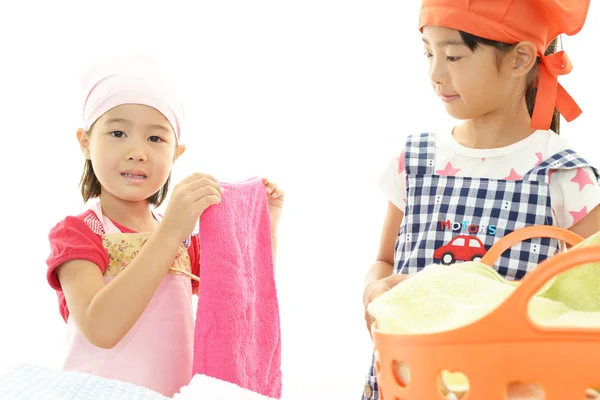 Flickor gör hushållsarbete — Stockfoto