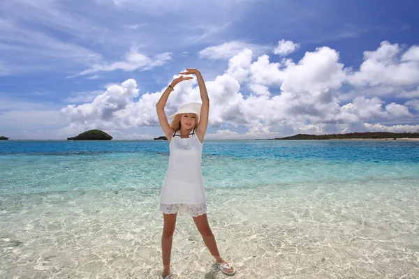 La donna che si rilassa sulla spiaggia . — Foto Stock