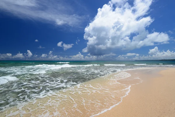 Letní obloha a krásná pláž Okinawa — Stock fotografie