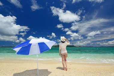 Kumsalda genç kadın zevk güneş ışığı