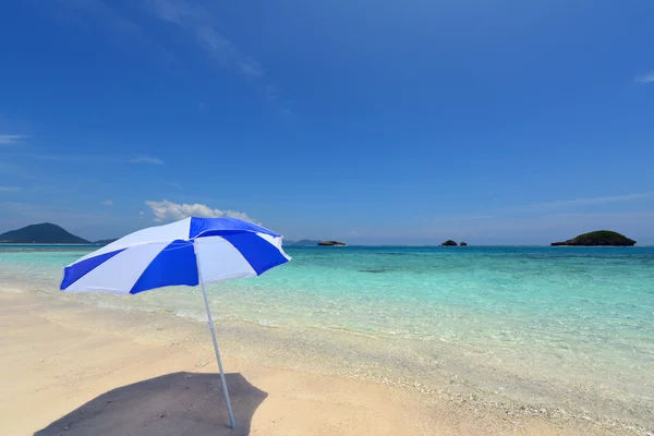 La playa y el paraguas de la playa de mediados de verano . — Foto de Stock