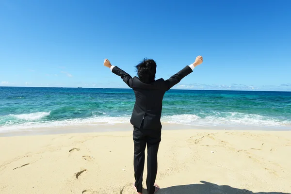 Junger Mann am Strand genießt Sonnenlicht — Stockfoto