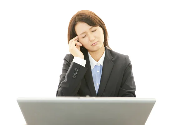 Stanco e stressato giovane asiatica donna d'affari — Foto Stock