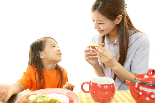 子供の食べ物を食べる — ストック写真