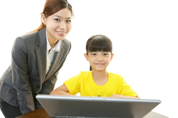 Menina sorridente com professor — Fotografia de Stock