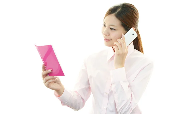 Mujer de negocios sosteniendo un teléfono móvil y hablando — Foto de Stock
