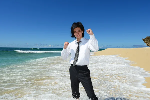 De man die zich ontspant op het strand. — Stockfoto