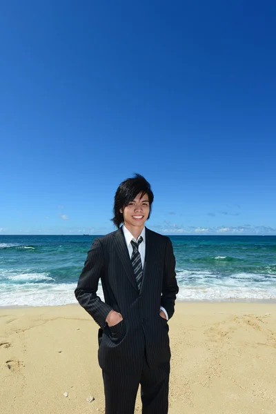 Człowiek, który relaksuje się na plaży. — Zdjęcie stockowe