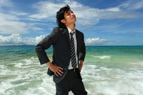 Mannen som kopplar av på stranden. — Stockfoto