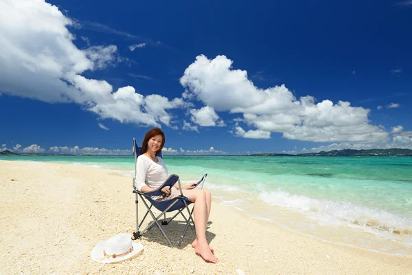 La femme qui se détend sur la plage . — Photo