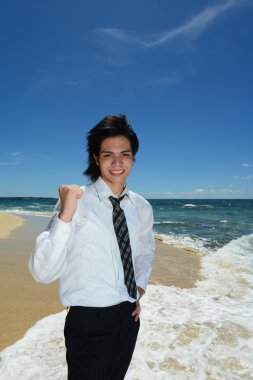 genç adam sahilde zevk güneş ışığı