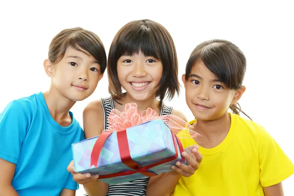 Smiling girls with gift — Stock Photo, Image