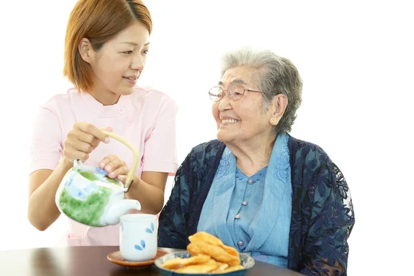 Donna anziana con il suo caregiver — Foto Stock