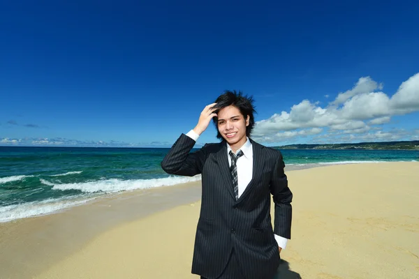 年轻男子在海滩上的享受阳光 — 图库照片