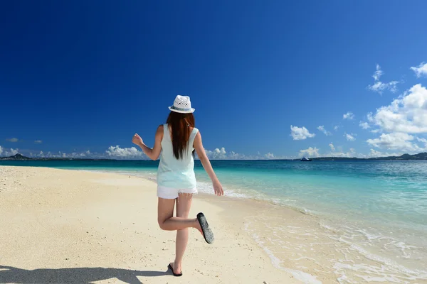 En kvinna som kör på stranden — Stockfoto