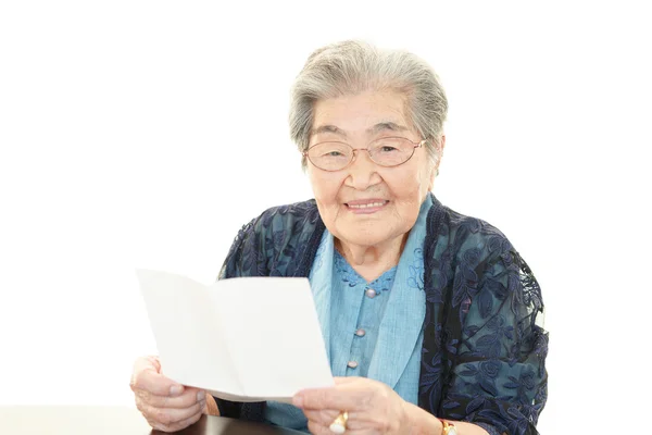 Old woman reading a letter — Stock Photo, Image