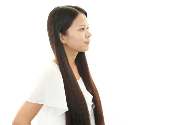 Mujer joven con cabello hermoso — Foto de Stock