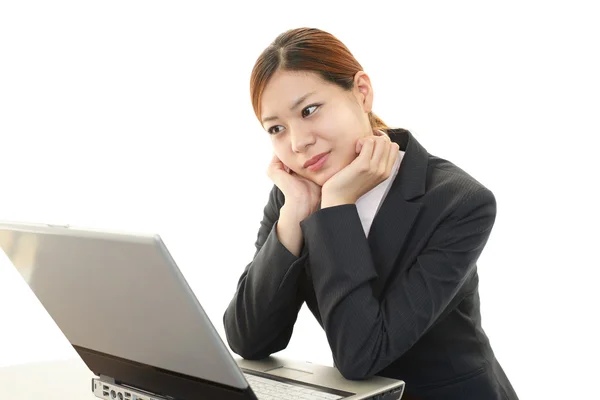 Mulher de negócios deprimida usando laptop no escritório — Fotografia de Stock