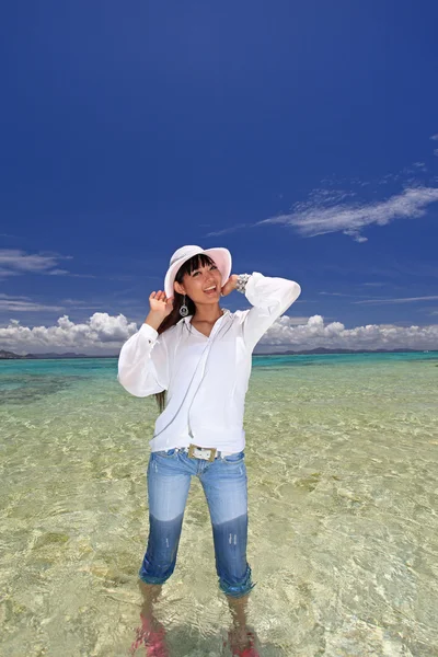 Young woman on the beach enjoy sunlight — Stock Photo, Image