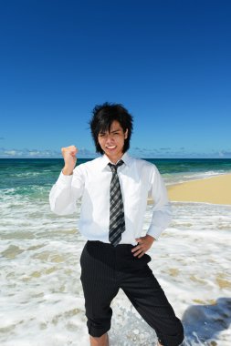 adam güneşin tadını çıkarın.